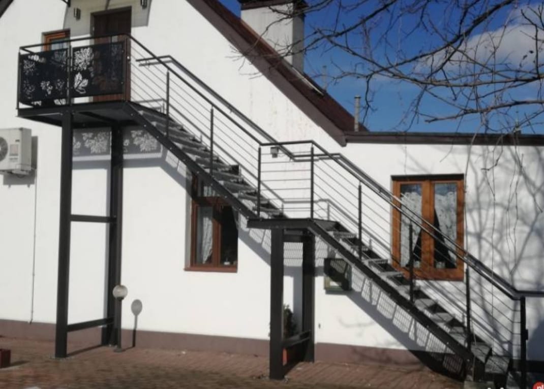 Schody metalowe z drewnianymi stopniami